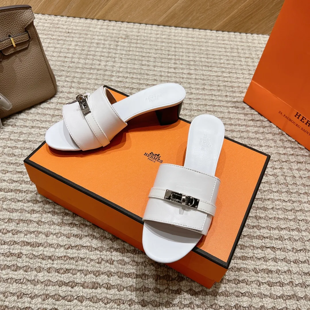 👟👟Ex-factory price 540👟👟 High version of the 2024 spring and summer new HERMES Hermès counter new style. The wedge-heeled Erjiu sandals and slippers, which have been extremely popular recently, are paired with various colorful socks. They are very trendy. Upper: cowhide. Outsole: technological imitation wood sole. Heel height: about 7cm. Size: Female 35-41 (40/41 non-refundable and non-exchangeable)